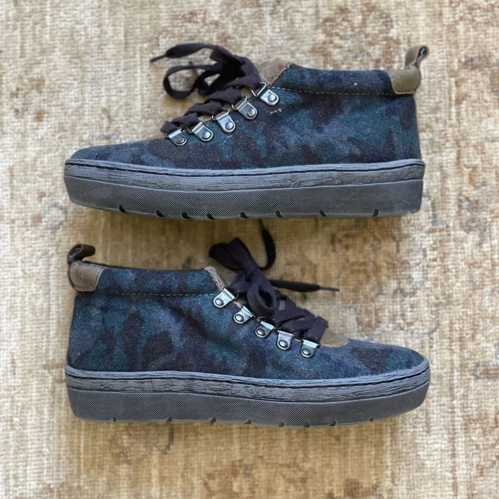 OTBT Green Lake size 7 in Blue Camo. NWOT - Picture 7 of 15